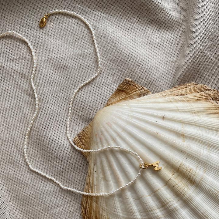 Pearly Letter necklace - Guld